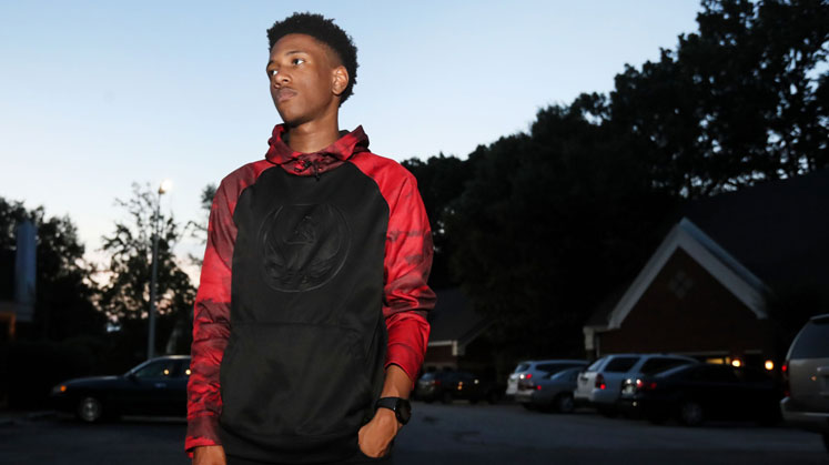 Teen overcomes homelessness to earn $3M in scholarships, valedictorian