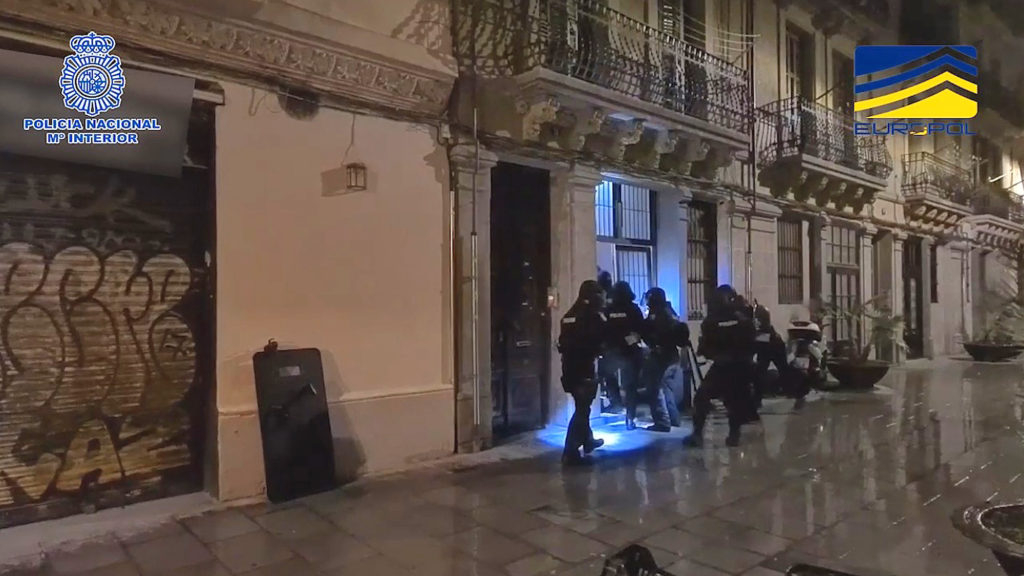 VIDEO: Anti-Terror Cops Seize ‘Islamic State Plotters’