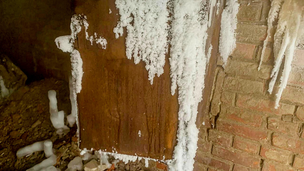 Russian Housing Firm Accused Of Negligence After Residence Becomes Ice Cave