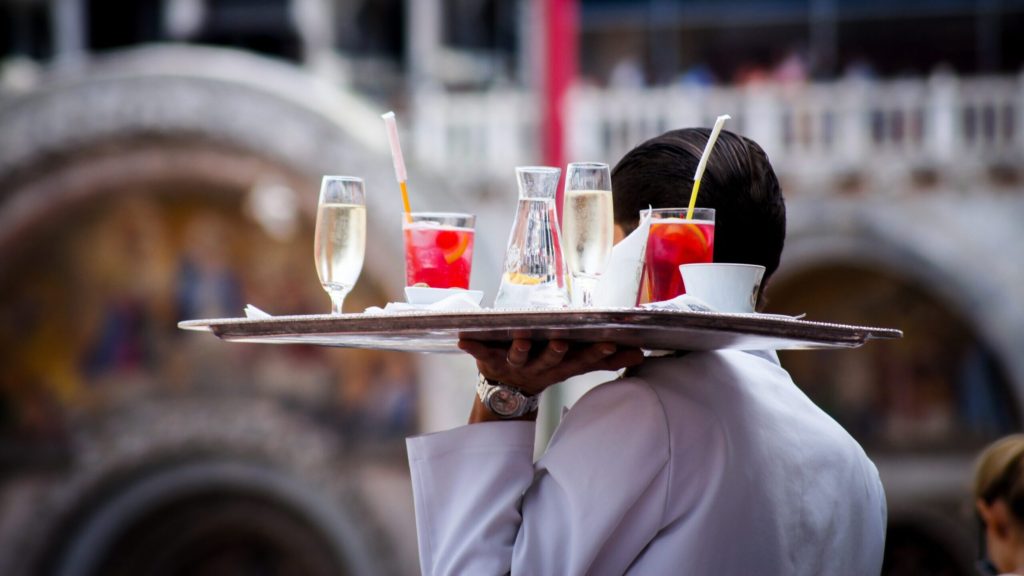 Meseros se adaptan a las circunstancias