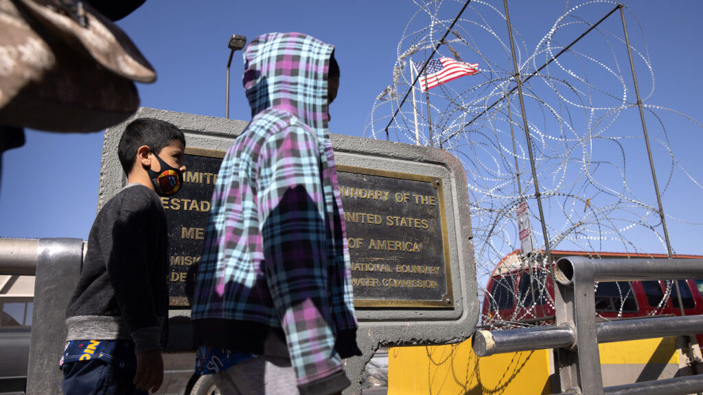 Administración de Biden responde al incremento de niños migrantes