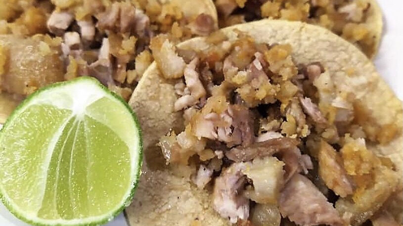 Tacos de carnitas se comen mejor a pie