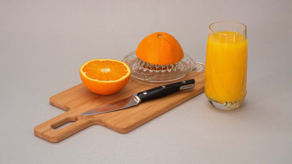 Puestos de jugos ofrecen desayuno sano para llevar