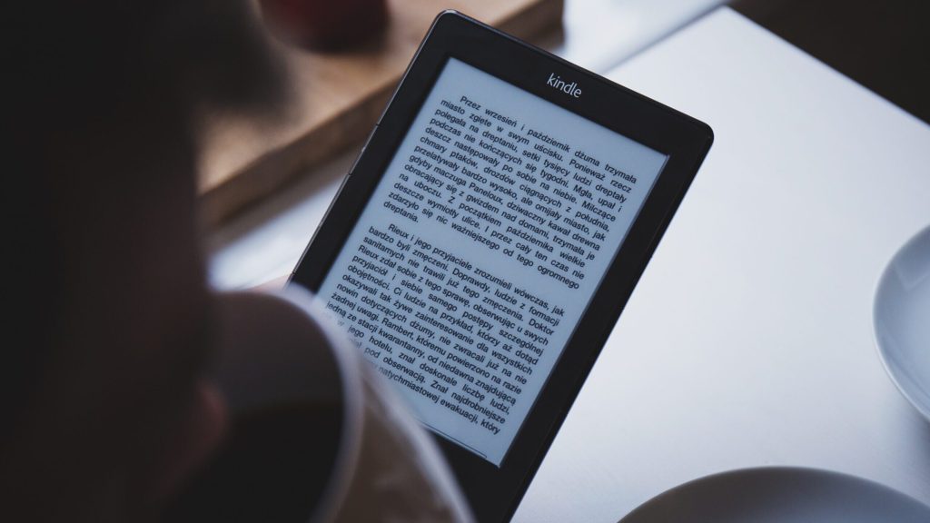 Debate entre libros físicos y pantallas menos importante que la falta de lectura