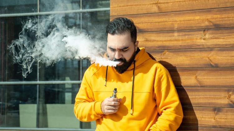 Jóvenes cambian el tabaco por los vapeadores