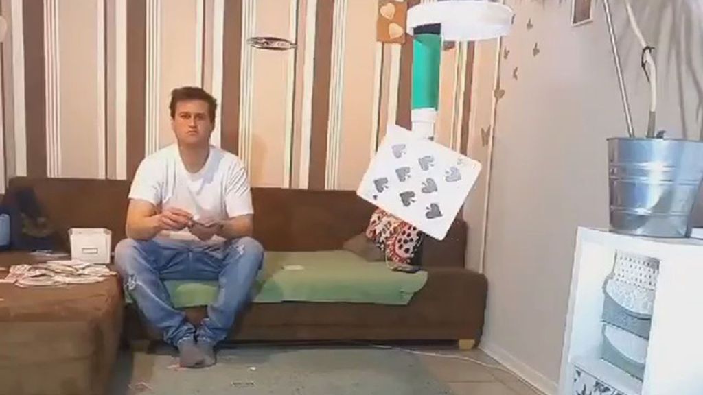 VIDEO: Flipping Heck: Kindergarten Teacher’s Amazing Card Slinging Tricks