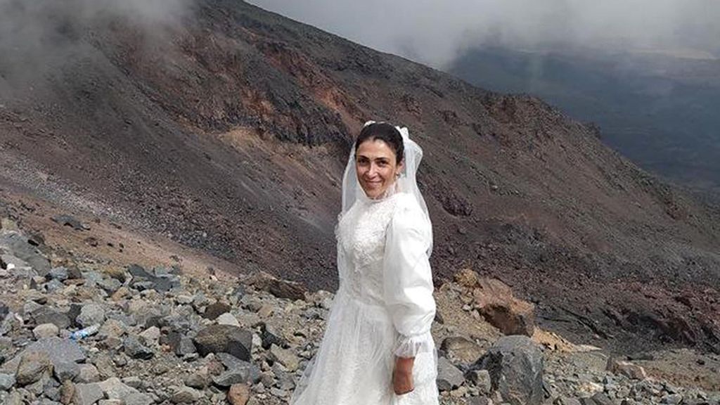 VIDEO: Mujer se casa con la montaña del Arca de Noé en protesta de la violencia de género