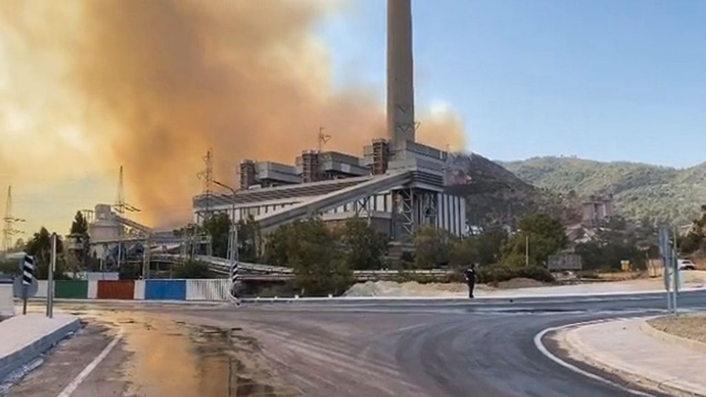 VIDEO: Dramática batalla para salvar una central térmica en Turquía de un incendio forestal