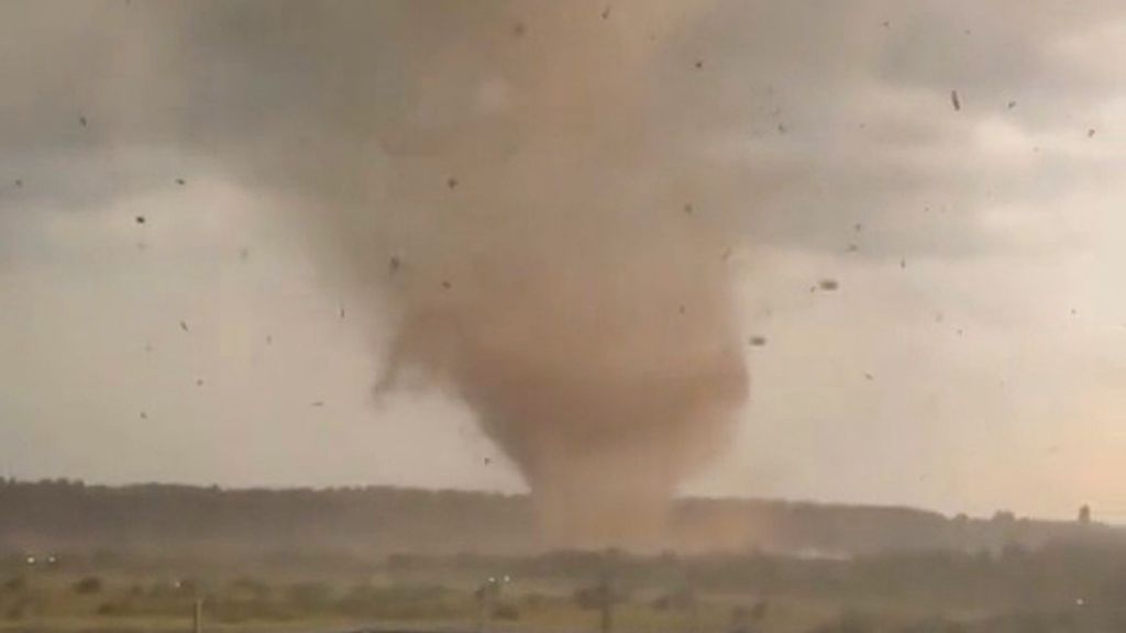 VÍDEO: Tornado de terror: impactantes imágenes de un torbellino mortal