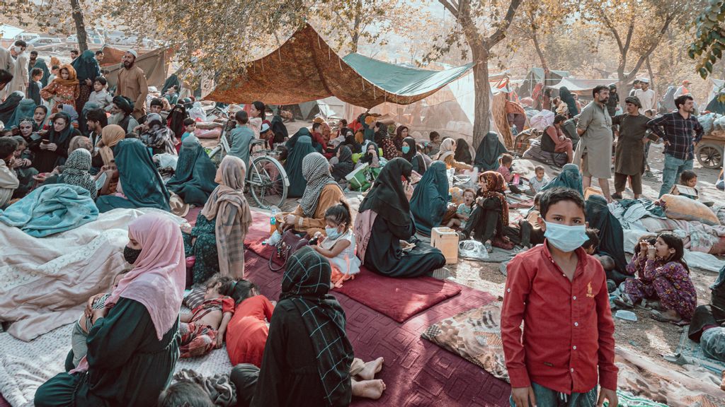 VIDEO: With Nowhere Else To Go, Thousands Flee Taliban Takeover To Kabul Park