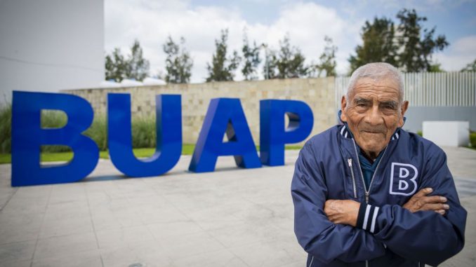 At 84, Mr. Felipe Espinosa, a produce vendor, managed to graduate as an engineer from a Mexican university. (Courtesy of BUAP)